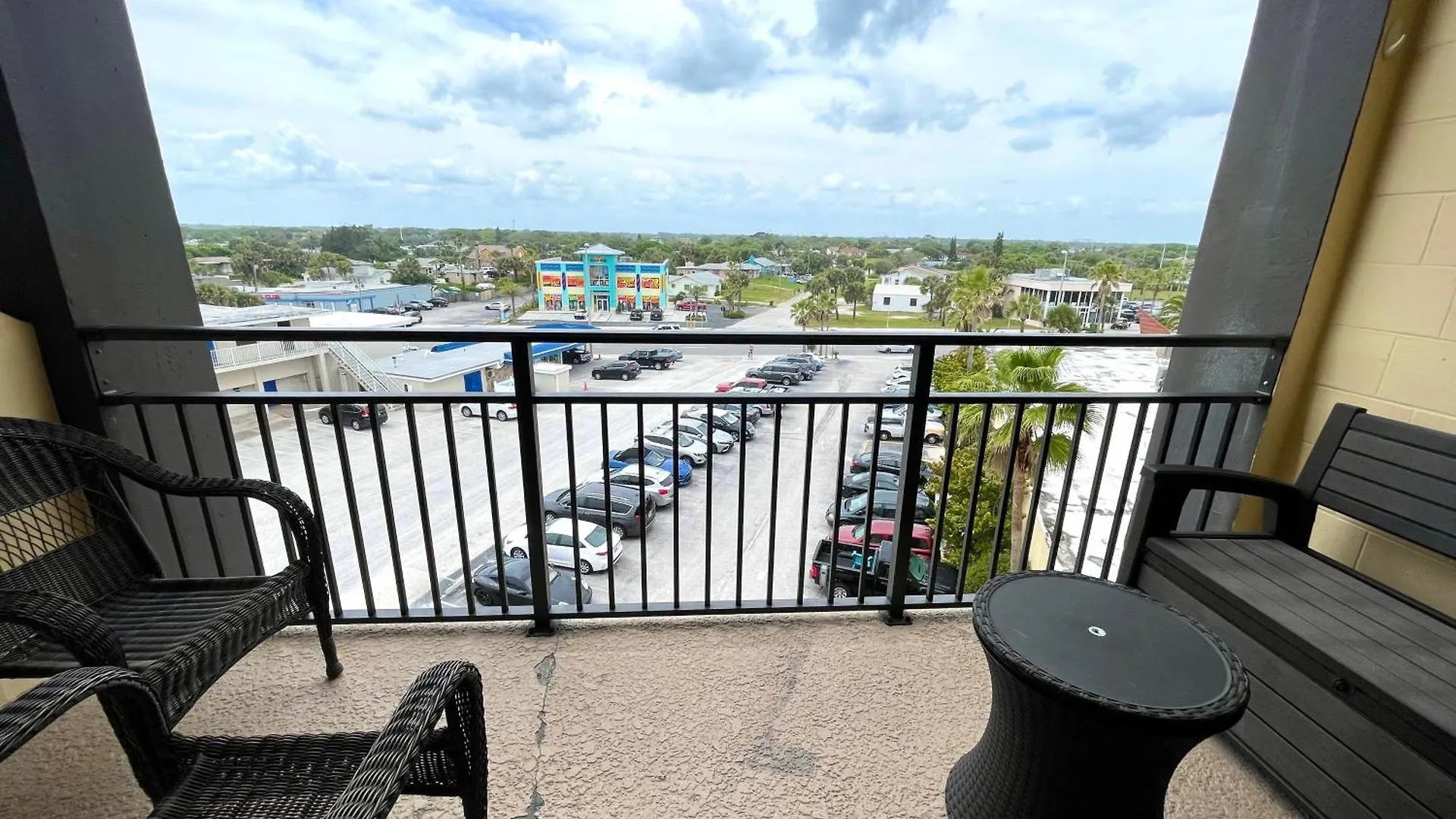 Urban Escape By The Sea - Hawaiian Inn Studio Daytona Beach 0*,  USA